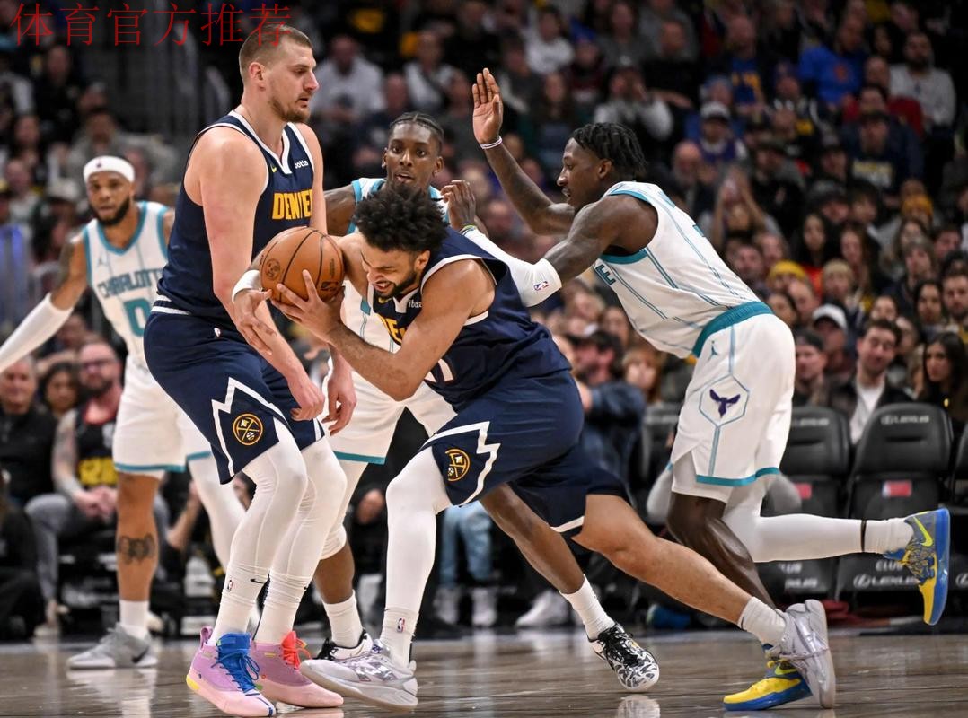 掘金众将在球员通道互相激励，随后约基奇拍着篮球走向球场