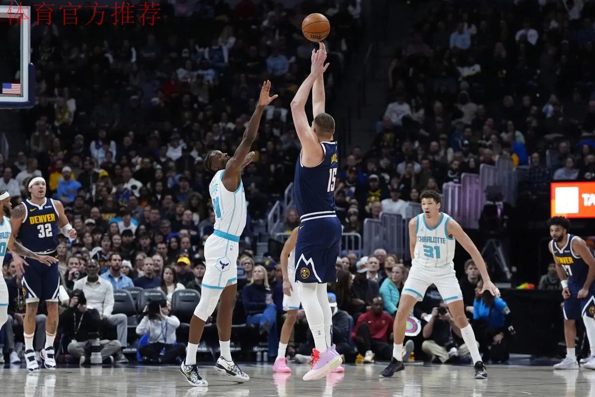 掘金众将在球员通道互相激励，随后约基奇拍着篮球走向球场