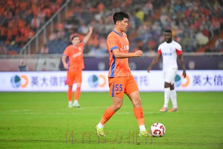 博主：之前有俱乐部给彭啸开出8位数转会费，但泰山不打算卖